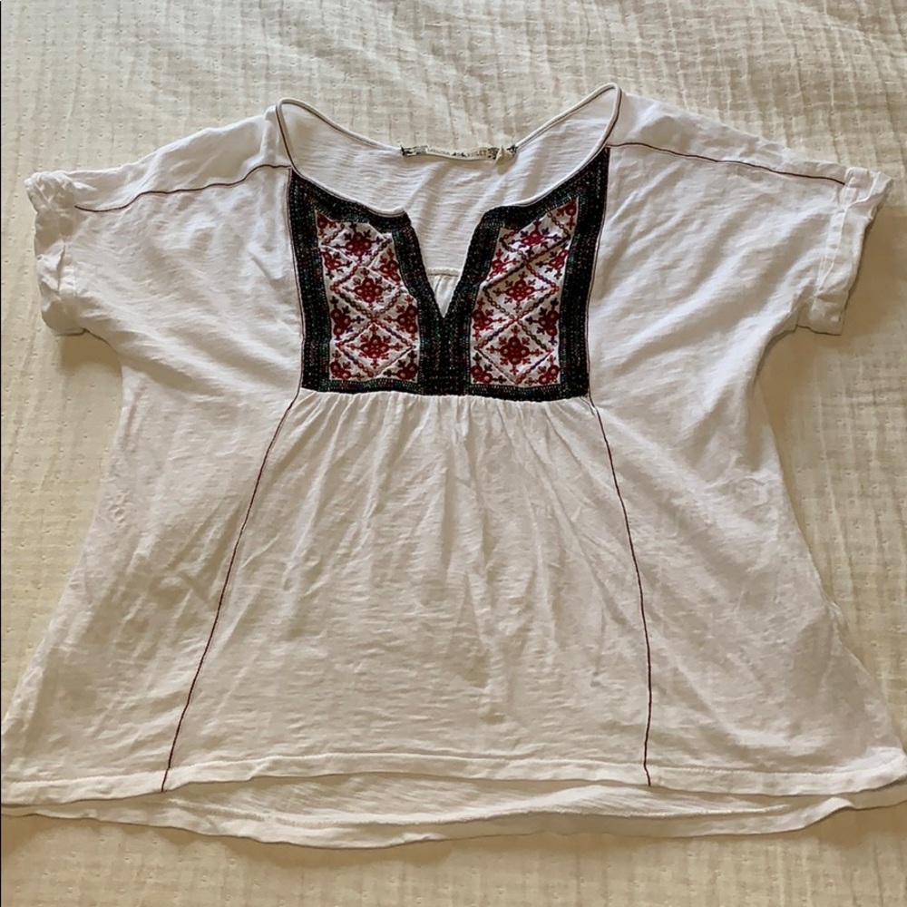 CHELSEA AND VIOLET WHITE PATTERED BLOUSE